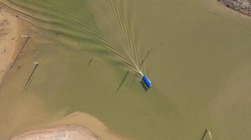 vista aérea superior do barco turístico em sangklaburi, na província de kanchanaburi, tailândia foto