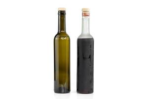garrafas de vinho branco e tinto isoladas no fundo branco foto