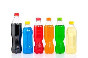 bebidas multicoloridas em garrafas plásticas isoladas no fundo branco foto