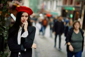 mulher caminhando baixa a velho cidade rua dentro uma multidão, sociofobia, medo do multidões, medo do pessoas, pânico ataque. foto