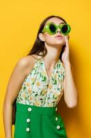 feliz mulher jovem estilo à moda emoção amarelo lindo verde moda oculos de sol foto