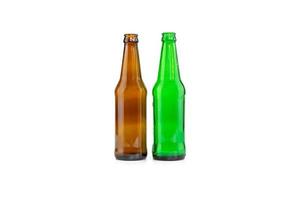 garrafas vazias de cerveja marrom e verde isoladas no fundo branco foto