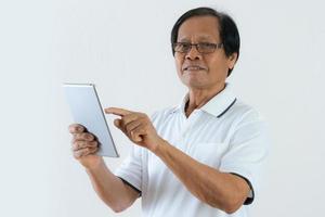 retrato de homem asiático sênior usando um tablet digital