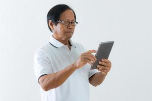 retrato de homem asiático sênior usando um tablet digital