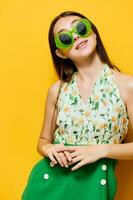 mulher jovem amarelo feliz emoção equipamento moda oculos de sol lindo estilo à moda foto
