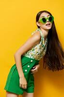 mulher estilo moda à moda tendência amarelo oculos de sol emoção feliz jovem lindo foto