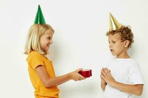 alegre Garoto com menina com chapéus presente aniversário feriado foto