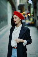 moda mulher sorrir com dentes retrato caminhando turista dentro à moda roupas dentro Jaqueta com vermelho lábios caminhando baixa limitar cidade rua vôo cabelo, viagem, cinematográfico cor, retro vintage estilo. foto