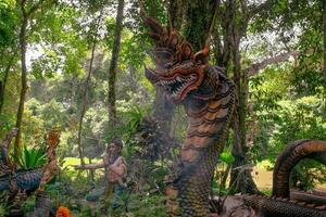 serpente rei do nagas dentro tailândia.naga ou serpente estátua foto