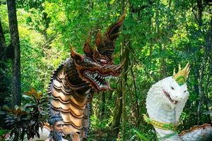 serpente rei do nagas dentro tailândia.naga ou serpente estátua foto