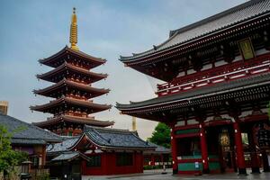 sensoji têmpora às noite dentro Tóquio, Japão. sensoji têmpora é a mais antigo budista têmpora dentro Tóquio. foto