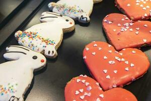 biscoitos dentro a Formato do coelhos e corações em a fazer compras janela foto