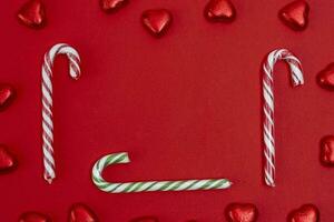 vermelho festivo Natal fundo com doce dentro a forma do corações foto