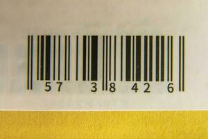 foto do uma código de barras colado em uma cartão caixa. identificação do bens