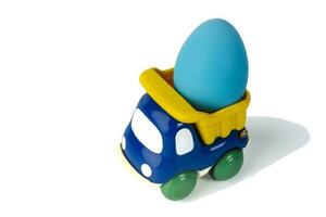 uma brinquedo crianças despejo caminhão transportes a Páscoa presente ovo foto