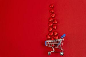 vermelho festivo Natal fundo com uma supermercado carrinho foto