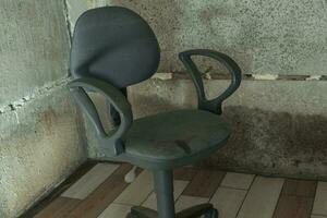 a interrogação cadeira. a velho cadeira dentro uma concreto porão. foto