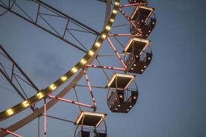 roda gigante em um parque noturno entretenimento no parque