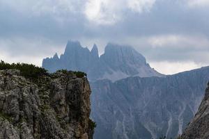 nuvens nas dolomitas foto