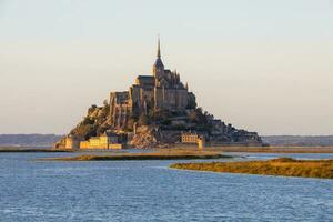 mont saint-michel fortaleza mosteiro dentro França foto