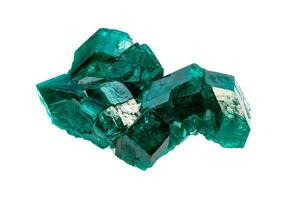 cru verde esmeralda dioptase cristais isolado foto