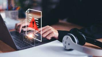 programador e virtual ícones , exclamação marca ,alarme,computador vírus detectou ,perigo Atenção conceito ou em formação erro este devemos estar urgentemente fixo e consertado ,notificação do segurança problemas foto