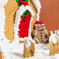 Natal, bolo em forma de casa de ano novo, pudim em um prato branco foto