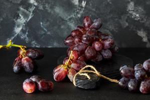 uvas em um fundo escuro foto