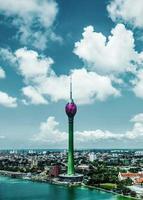 torre de lótus e paisagem urbana com céu azul nublado no sri lanka foto