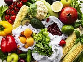 uma variedade de frutas e vegetais orgânicos foto