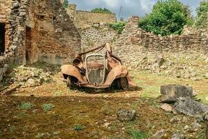 velho oxidado carros esquerda atrás dentro oradour-sur-gllane, França. foto