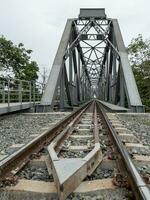 vista em perspectiva da ponte ferroviária de aço. foto