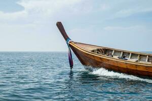 grandes rabo de madeira barco vela em mar foto