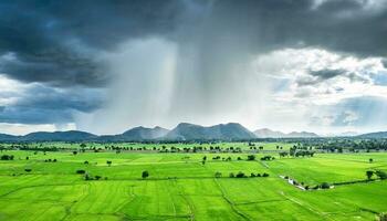 panorama chuva tempestade em montanha foto