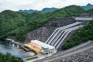 barragem Srinakarin poder plantar dentro montanha foto