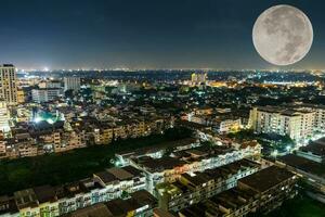 cidade Bangkok e grande lua foto
