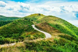 curva caminho em a pico montanha foto