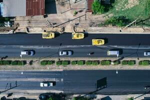 Novo asfalto estrada e estrada rolo trabalhando dentro melhoria projeto foto