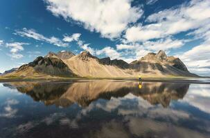 panorama do Vestrahorn montanha dentro viking Vila em brilhante dia dentro stokknes Península às sudeste Islândia foto