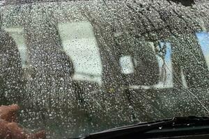 frente vidro gota de chuva em carro foto