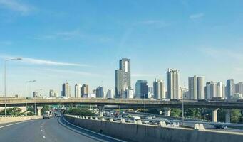 viagem dentro capital com construção escritório e ponte em via Expressa foto