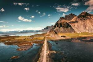 panorama do Vestrahorn montanha com sujeira estrada em Preto areia de praia às stokksnes, Islândia foto