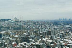 topo Visão do neve paisagem urbana dentro Istambul foto