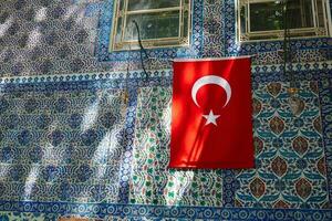 turco bandeira em a azulejos parede foto