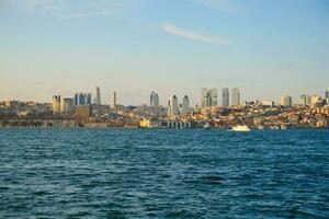 Istambul, Peru 12 janeiro 2023, balsa vela em a bósforo rio foto