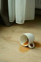 copo do café derramado em de madeira chão foto