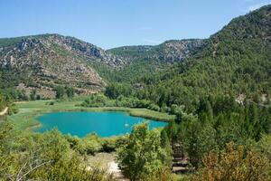 lindo panorama com montanhas floresta, e turquesa lago. guadalajara, Espanha foto