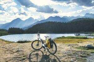 uma bicicleta perto a alpino lago foto