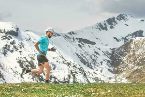 corrida através montanha prados foto