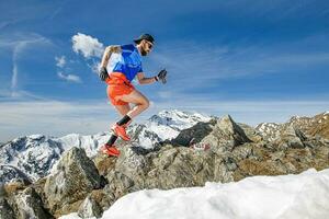 a atleta trens morro acima corrida dentro a montanhas foto